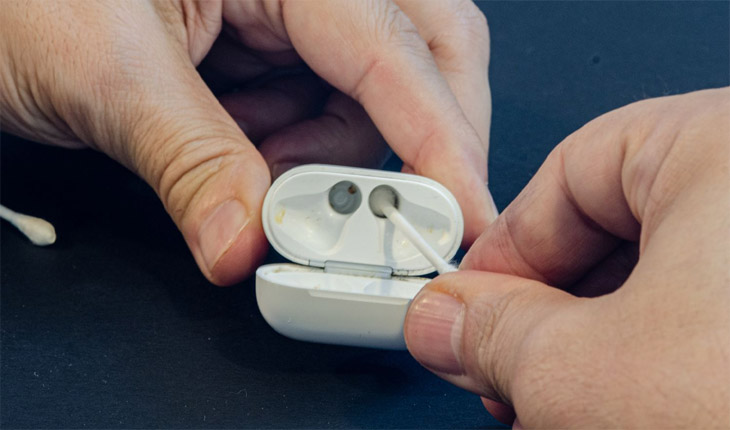 how to clean out your airpod case