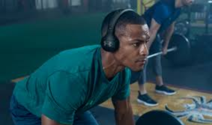 Why do Gym People Wear Headphones instead of Earbuds